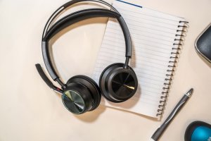 POLY Voyager Focus 2 USB-C with charge stand Headset