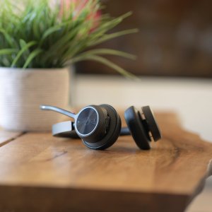 POLY Voyager 4320-M +USB-A to USB-C Cable +BT700 dongle