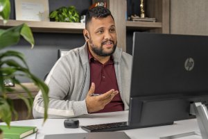 HP Poly Voyager Free 60+ UC Carbon Black Earbuds +BT700 USB-C Adapter +Touchscreen Charge Case