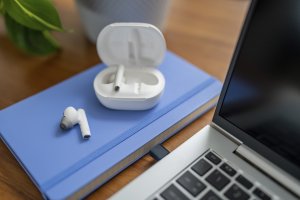 HP Poly Voyager Free 60+ UC White Sand Earbuds +BT700 USB-C Adapter +Touchscreen Charge Case