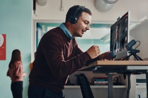 POLY Voyager Focus 2 UC Headset +USB-A to USB-C Cable +Charging Stand
